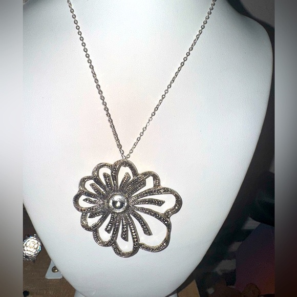 Jewelry - Vintage Large silver rhinestone open flower pendant necklace 22”